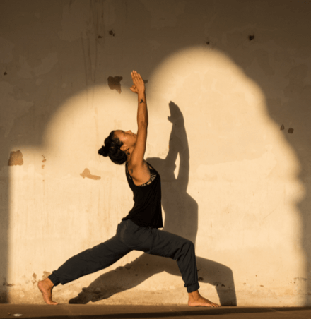 Kobieta ćwicząca jogę w Indiach