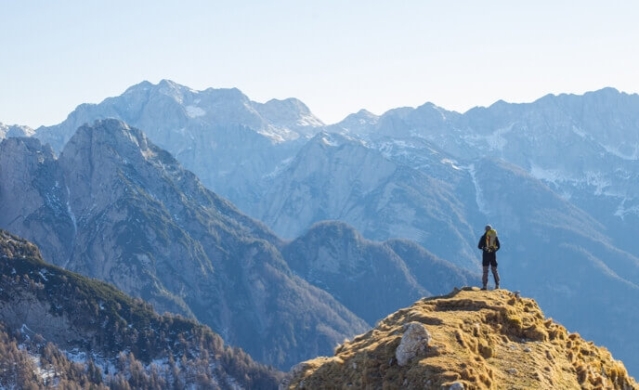 Alpinista cieszący się widokiem na góry w Alpach
