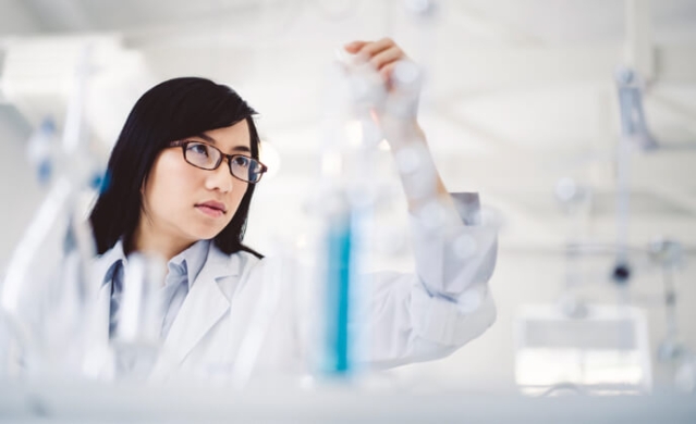 kobieta naukowiec analizująca próbkę w laboratorium